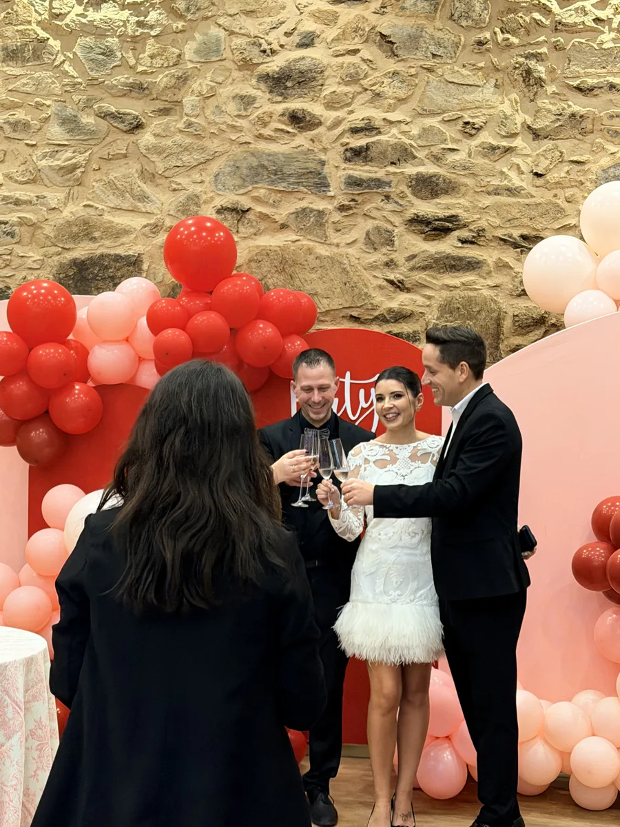 Brindis en boda con DJ Ponte — novia y novio con champán y globos