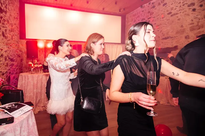 Invitados en conga con la novia en una boda en Galicia