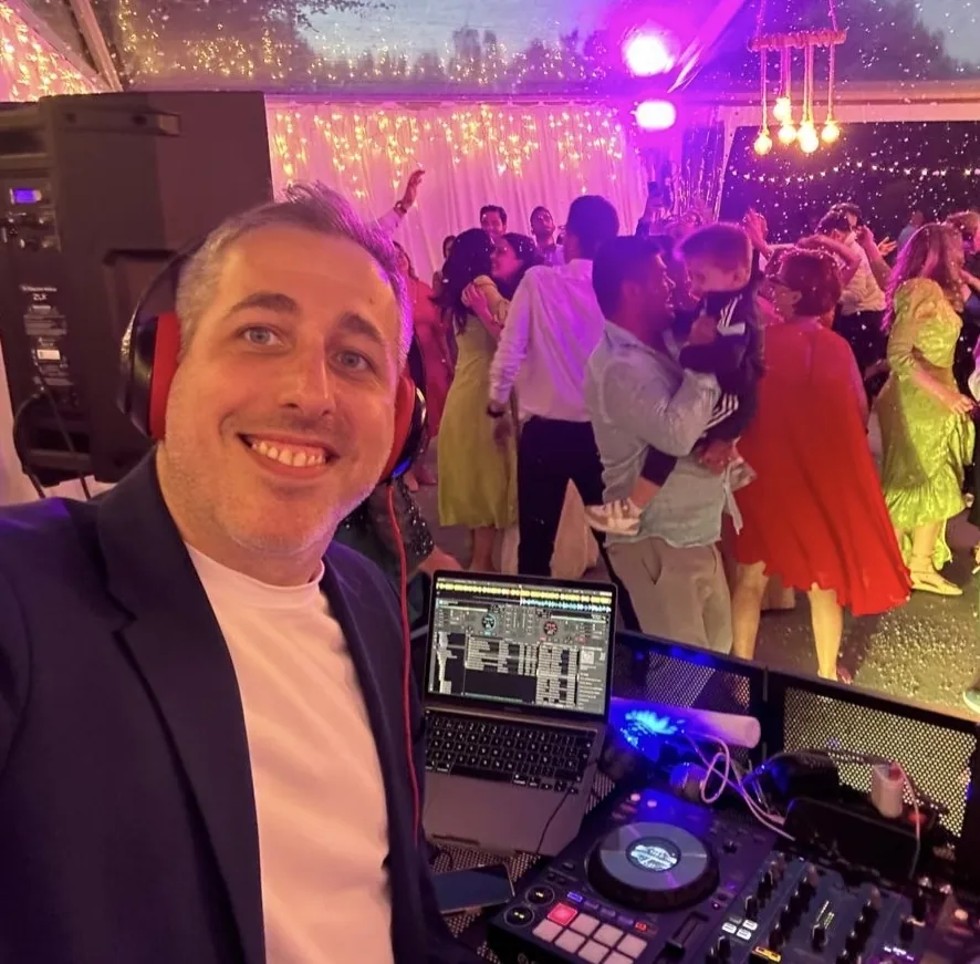 DJ Ponte en boda — pista de baile llena bajo carpa con luces moradas en Galicia