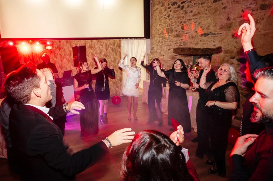 Pista llena en boda con DJ Ponte — invitados bailando con luces rojas en pazo gallego