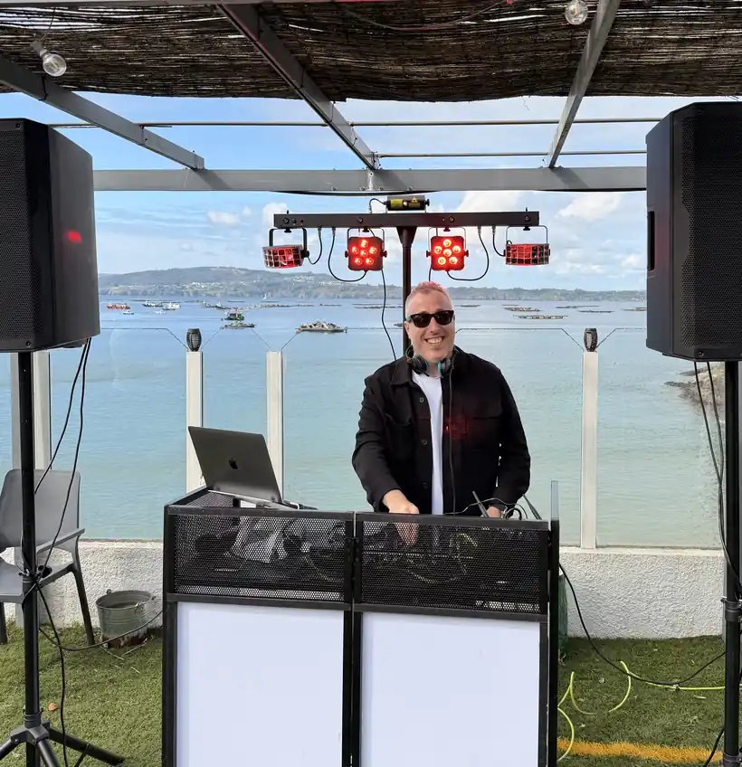 Emilio DJ Ponte pinchando en una terraza frente al mar en A Coruña