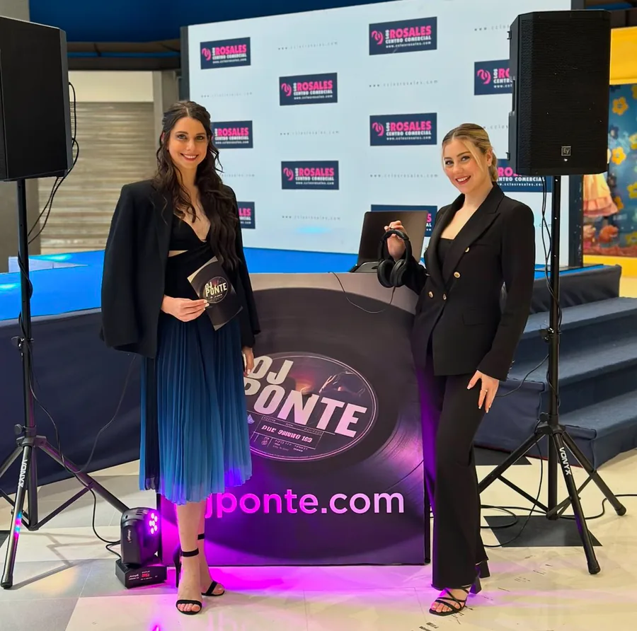 Azafatas con material DJ Ponte en evento de empresa — Centro Comercial Los Rosales A Coruña