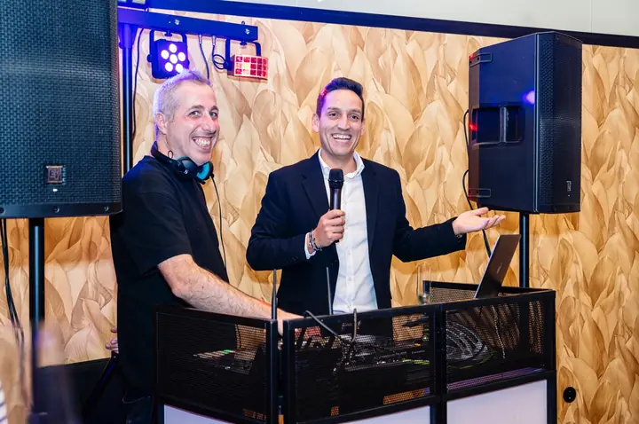 Emilio DJ Ponte con microfonía en un evento de empresa en A Coruña