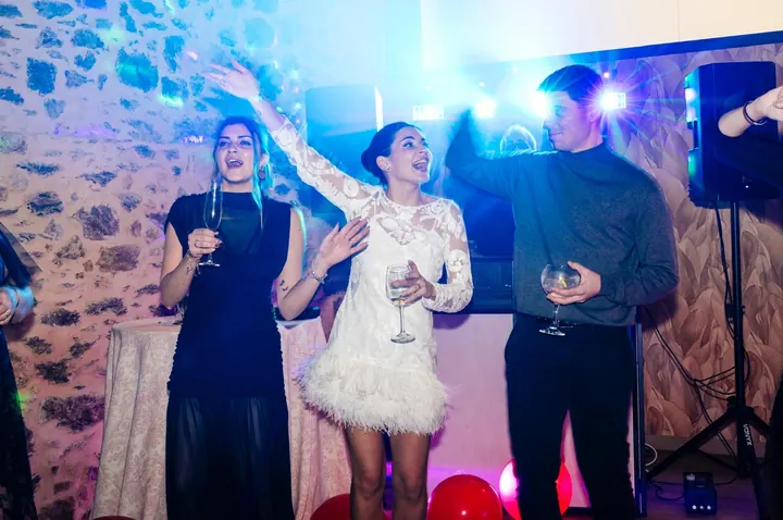 Novia brindando y bailando con amigos en su boda con DJ Ponte