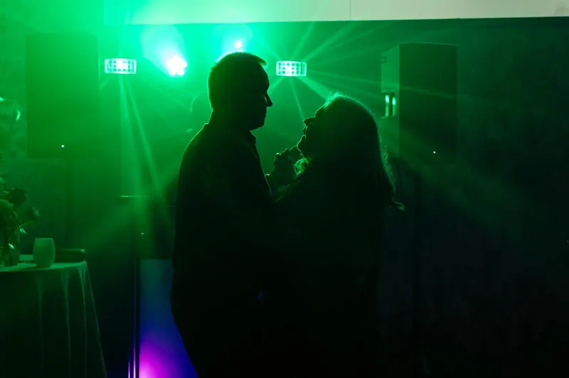 Pareja bailando bajo las luces de DJ Ponte en una boda en Galicia