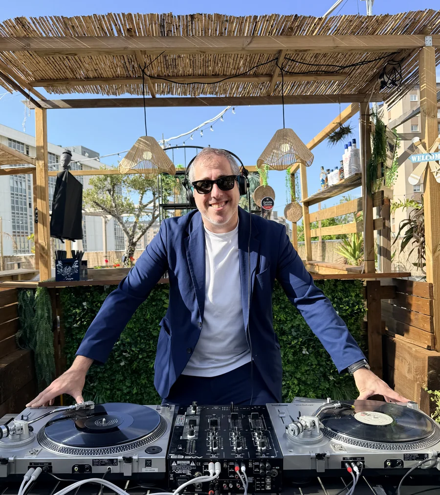 DJ Ponte pinchando en los platos en una terraza — vinyl set para aperitivo