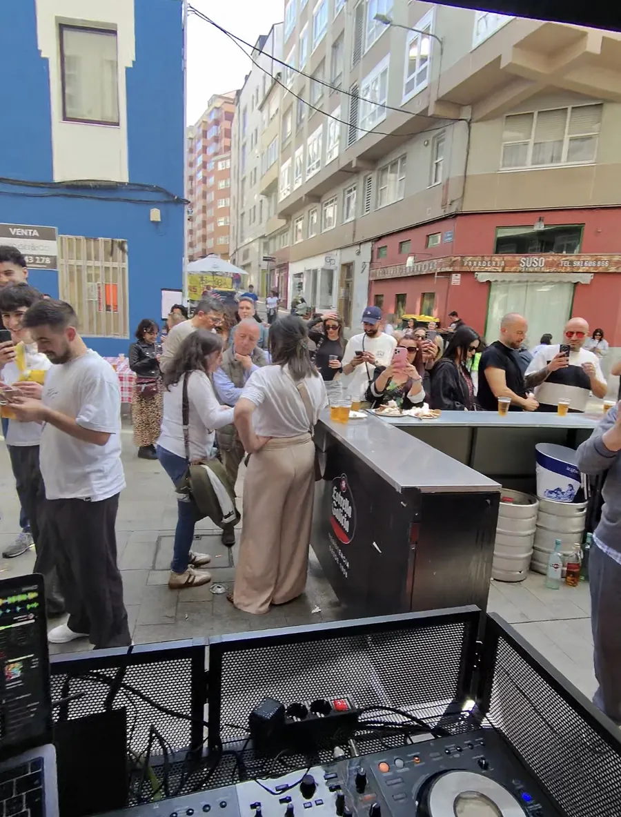 DJ Ponte en tardeo exterior en calle de A Coruña con público numeroso