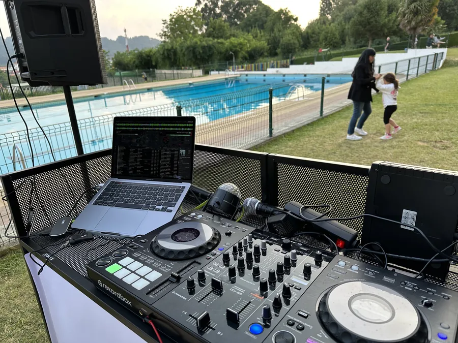 Setup DJ Ponte en sesión de vermú junto a piscina al atardecer en A Coruña