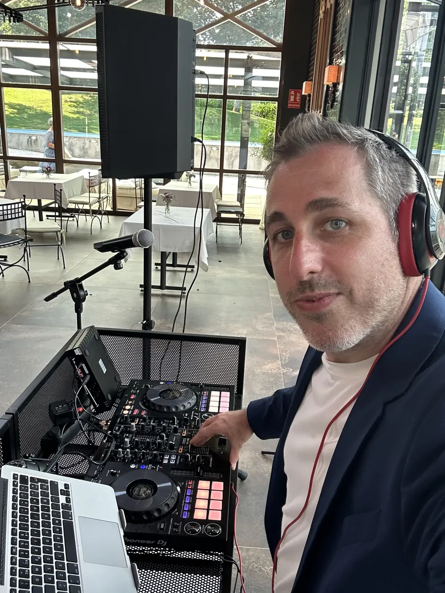 Emilio DJ Ponte preparando sesión vermú aperitivo con luz natural y equipo Pioneer