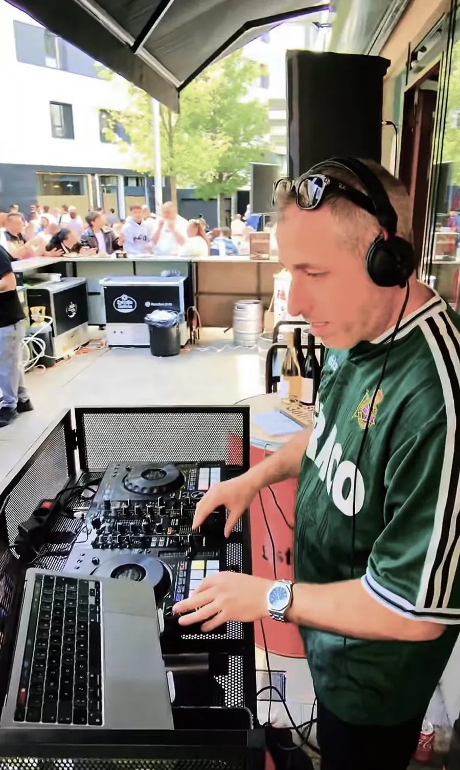 Emilio DJ Ponte pinchando en tardeo en la Gaiteira A Coruña con camiseta del Deportivo