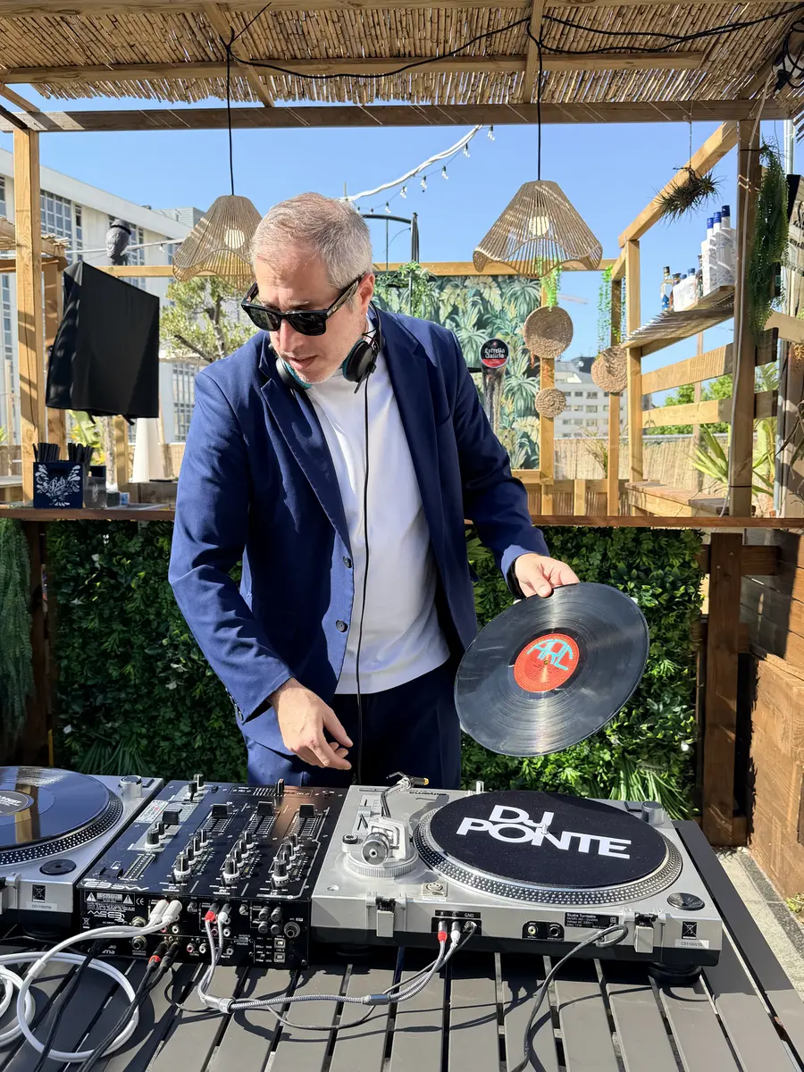 DJ Ponte sosteniendo un disco de vinilo
