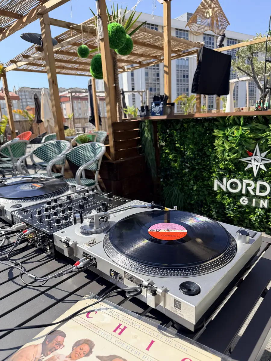 Plato de vinilo girando durante sesión en terraza