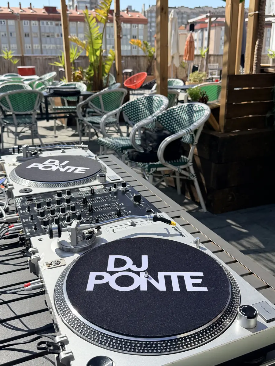 Platos de vinilo profesionales con slipmat DJ Ponte en evento premium